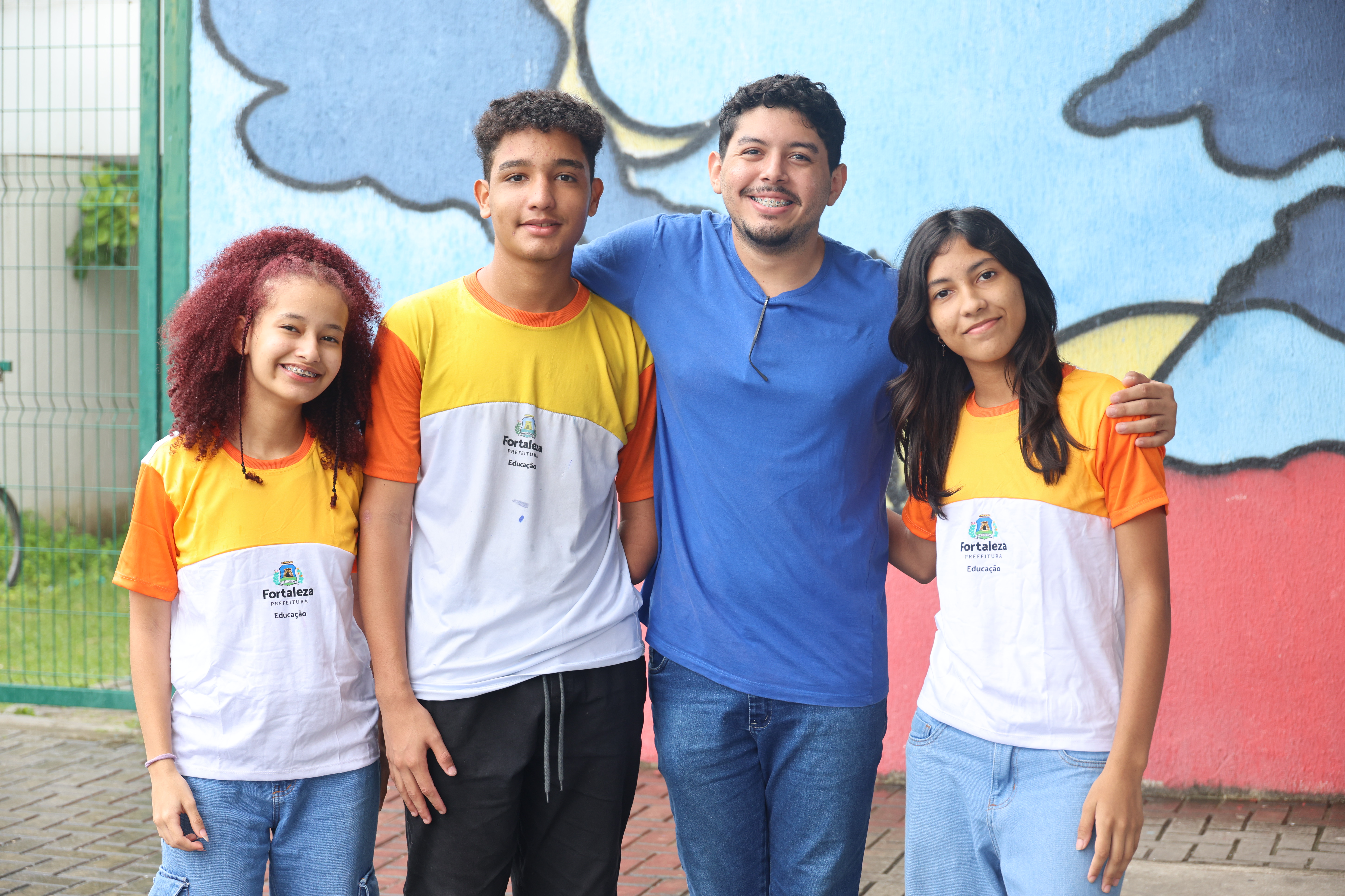 Marcos Vinícius Oliveira, Iasmyn da Silva e Rute Rellem  e professor Willamy Matos posam para a foto